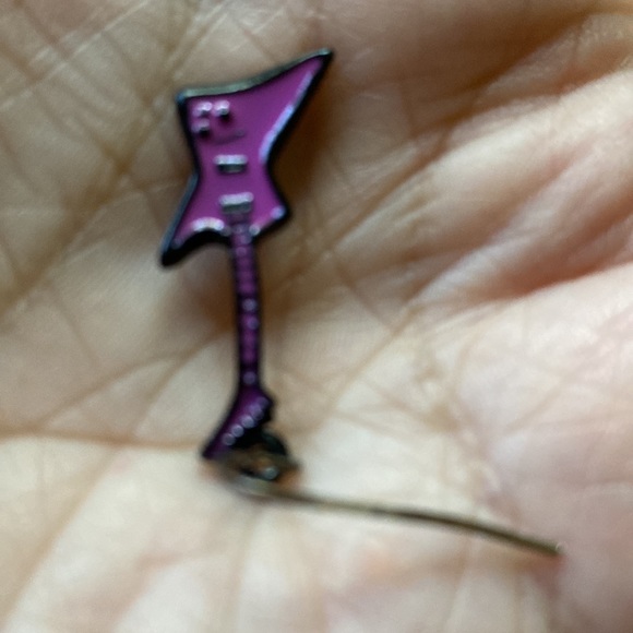Fun vintage pink guitar earrings - Picture 9 of 9